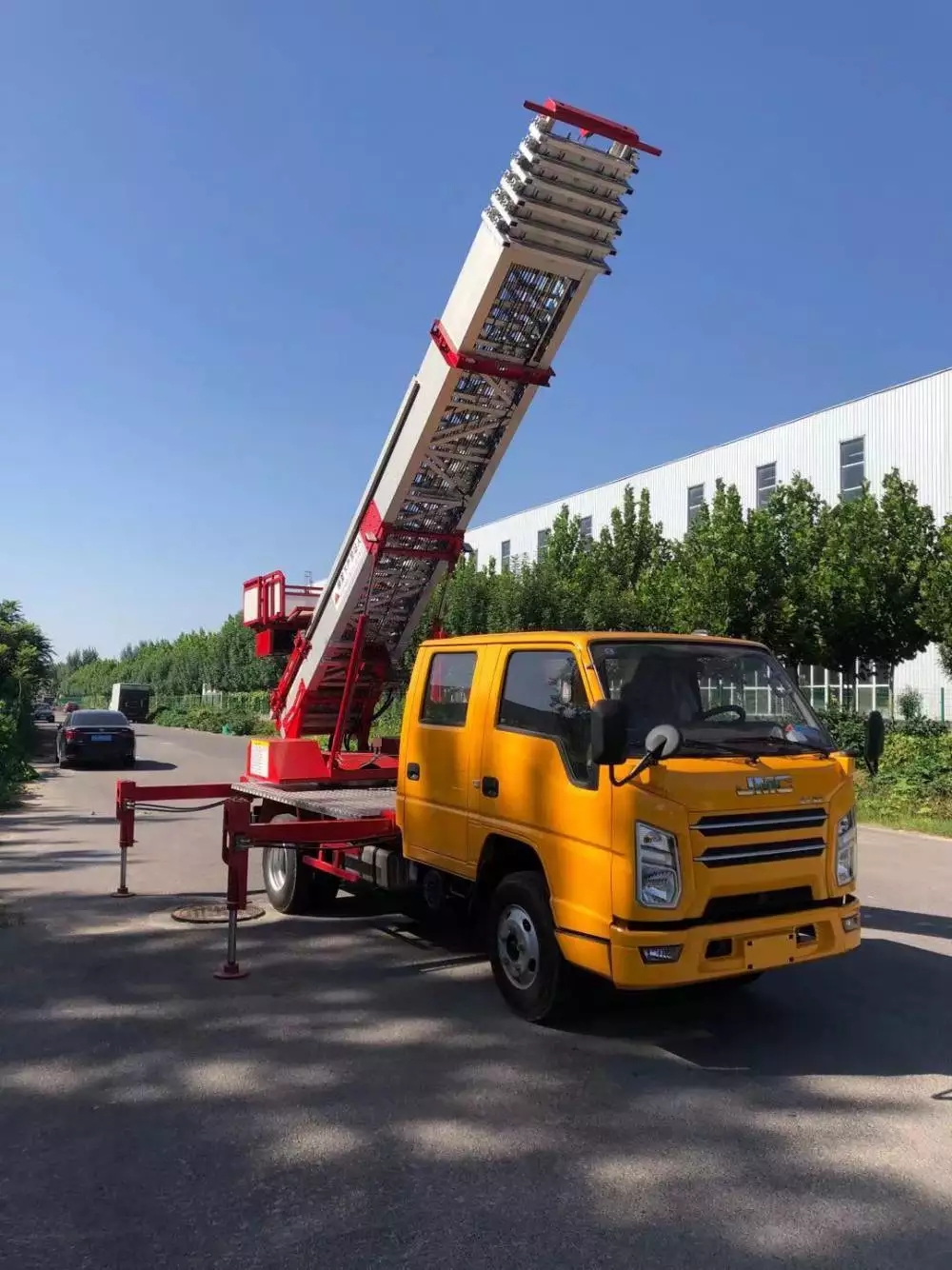 安丘附近的云梯车出租服务：轻松解决高空作业需求